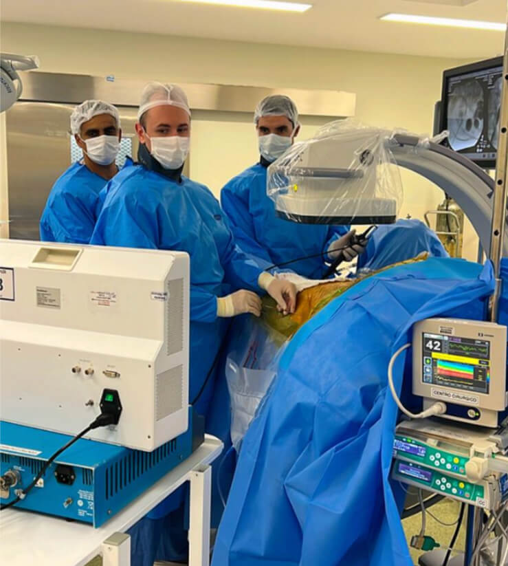 Cirurgia Endoscópica Intrarenal Combinada para Tratamento do Cálculo Renal Volumoso